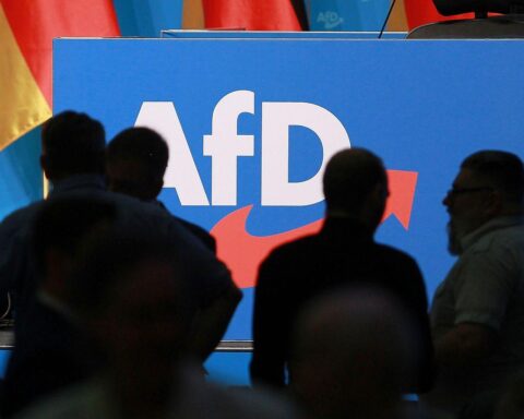 AfD-Logo vor düsterem Hintergrund, symbolisiert Gefahr für Demokratie und autoritäre Tendenzen.