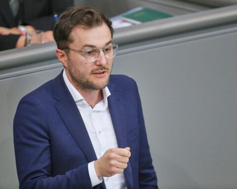 Ein Bild von Johannes Schätzl, der Technologie und Investitionen in Künstliche Intelligenz diskutiert.