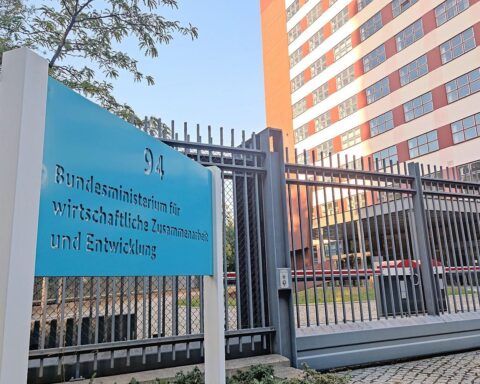 Politiker diskutieren Entwicklungshilfe; Protest gegen Kürzungen, Fokus auf internationale Zusammenarbeit und Verantwortung.