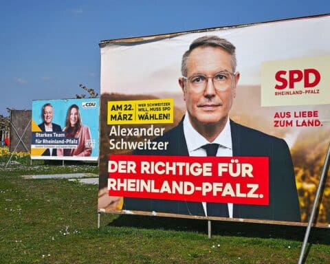 Wahlplakate der CDU und SPD in Rheinland-Pfalz, symbolisieren neue Koalition und politische Veränderungen.