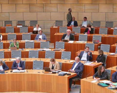 SPD-Logo, Landtagsgebäude und Integrationskurse: Symbol für Teile der Integrationspolitik in NRW.