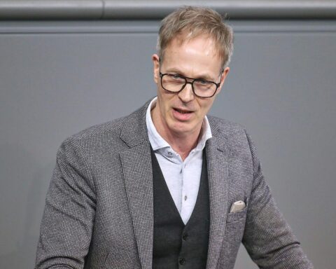 Sebastian Fiedler fordert Schutz für jüdisches Leben, symbolisiert durch Kippa und Davidstern.