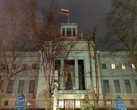 Russische Botschaft in Berlin mit Diplomaten, Protesten und Symbolen für Diplomatie und Frieden.