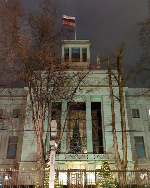 Russische Botschaft in Berlin mit Diplomaten, Protesten und Symbolen für Diplomatie und Frieden.