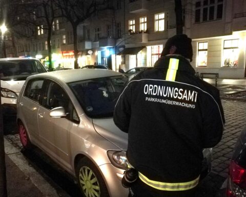 Politesse verteilt Knöllchen; Kommunalpolitik fordert stärkere Handlungsrechte gegen Vandalismus und Ordnungsstörungen.