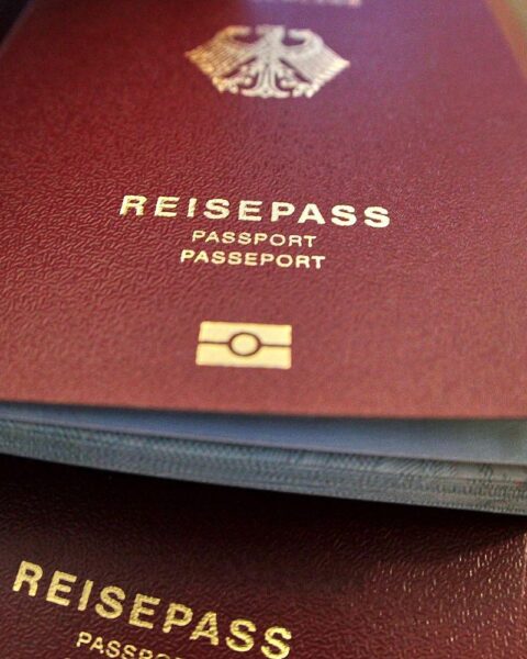 Reisepass mit Fokus auf deutsche Staatsbürgerschaft und Einbürgerungsverfahren in Deutschland.