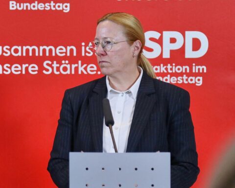 Dagmar Schmidt diskutiert Vermögensheranziehung bei Pflegekosten, um solidarische Versorgung zu gewährleisten.