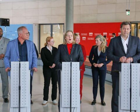 Drei SPD-Politiker in Berlin betonen Koalitionszusammenhalt und den Willen zur Reform.