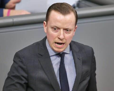 Politiker diskutieren über Steuer- und Schuldenfragen im Bundestag, angespanntes politisches Klima.