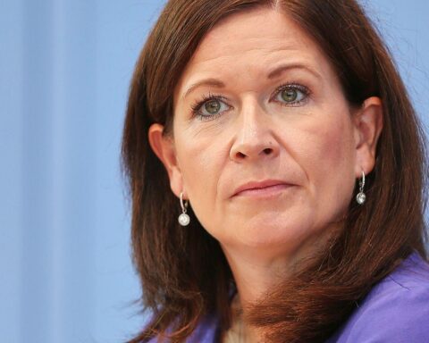 Politiker diskutieren über Bildung, Entlastung für Lehrer und Herausforderungen im Berliner Bildungssystem.