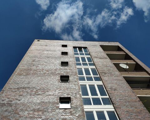 Ein verfallenes Haus als Symbol für gefährliche Schrottimmobilien und kommunale Herausforderungen.