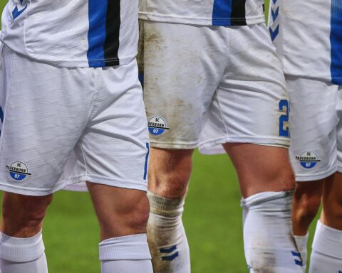 Paderborn-Spieler beim Training, Fans erleben Saisoneröffnung im Ahorn-Sportpark, Freude und Gemeinschaft.