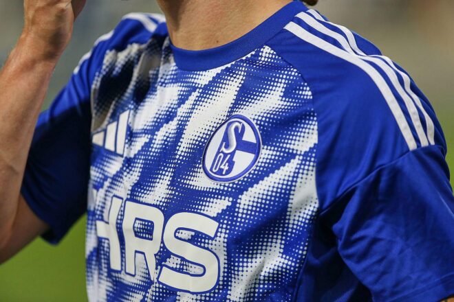 Schalke 04 steigt auf: Mannschaft trägt sich ins Goldene Buch ein