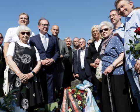 Ulrike Scharf und Alexander Dobrindt legen Kranz am Massengrab für Brünner Todesmarschsopfer nieder.