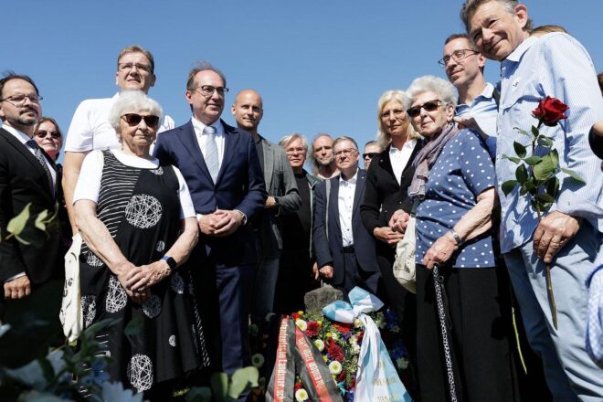 Scharf und Dobrindt gedenken Opfer des Brünner Todesmarschs
