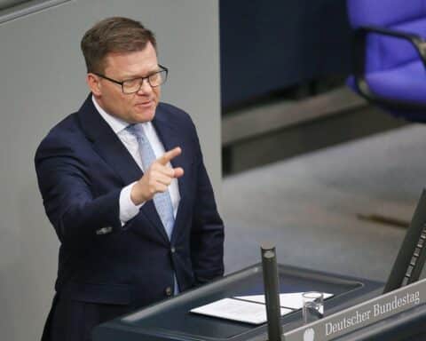 Umweltminister Carsten Schneider bei der Diskussion über CO2-Preise und Klimainvestitionen in Deutschland.