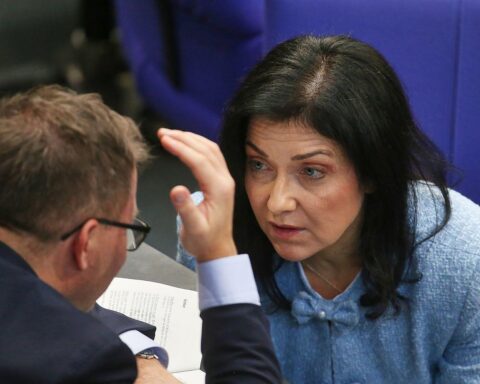 Zwei Politiker im Streit um Energiepolitik: Carsten Schneider und Katherina Reiche diskutieren unterschiedliche Ansichten.