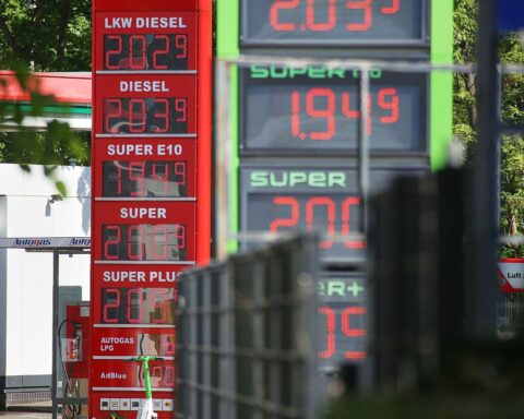 Tankstelle mit Preisanzeige, die aktuelle Diskussion über Kraftstoffpreise und Rabatte widerspiegelt.