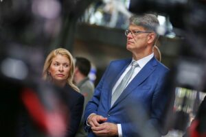 Patrick Schnieder und Evelyn Palla diskutieren über die Bahn-Pünktlichkeit und Marktöffnung.