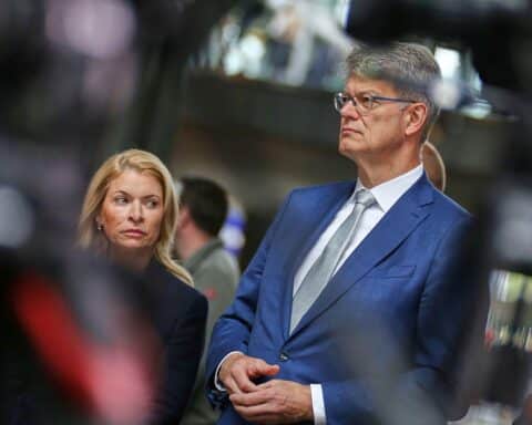 Patrick Schnieder und Evelyn Palla diskutieren über die Bahn-Pünktlichkeit und Marktöffnung.