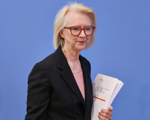 Monika Schnitzer diskutiert KI-Entwicklung und Rechenzentren – dringende Themen für die Zukunft.