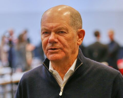 Olaf Scholz diskutiert politische Verantwortung und Brandmauer gegen die AfD in Deutschland.