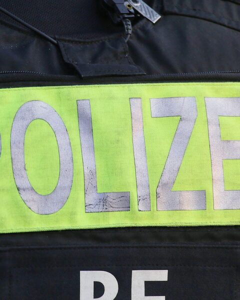 Ein verletzter Schüler auf dem Boden mit einem Fahrrad, Polizei im Hintergrund.