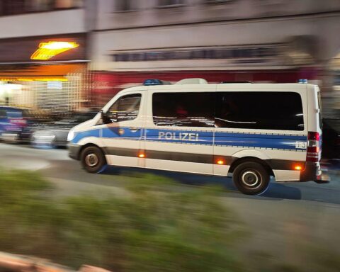 Polizei vor einem Einsatzort, nach einem schweren Schussvorfall in Berlin-Schöneberg.