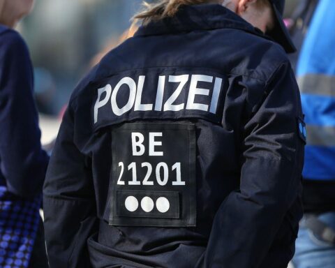 Polizistin ermittelt nach Schusswaffenangriff auf Auto in Berlin-Friedrichshain-Kreuzberg.