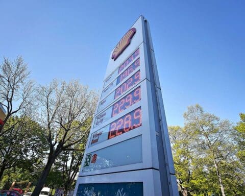 Tankstelle im Vordergrund, Symbol für kommende Erleichterungen beim Tanken und Pendeln.