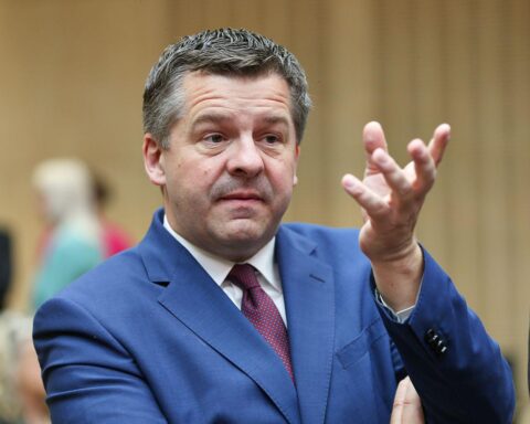 Sven Schulze, Sachsen-Anhalts Ministerpräsident, diskutiert Sparanstrengungen und Rentenreform für Ostdeutschland.