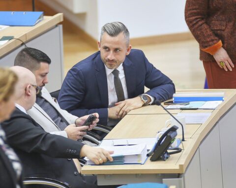 Ministerpräsident Schulze kritisiert AfD-Personalpläne und warnt vor externen Führungskräften in Sachsen-Anhalt.