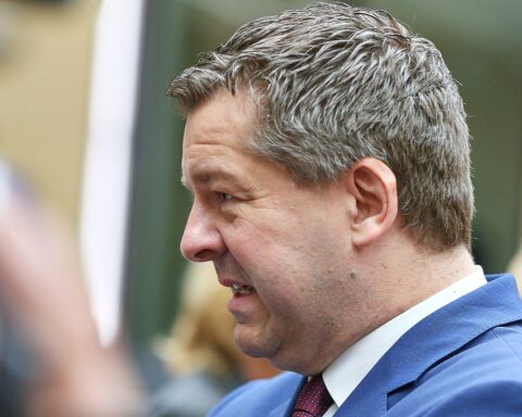 Sven Schulze, Ministerpräsident von Sachsen-Anhalt, spricht besorgt über AfD-Durchmarch und Wahlen.