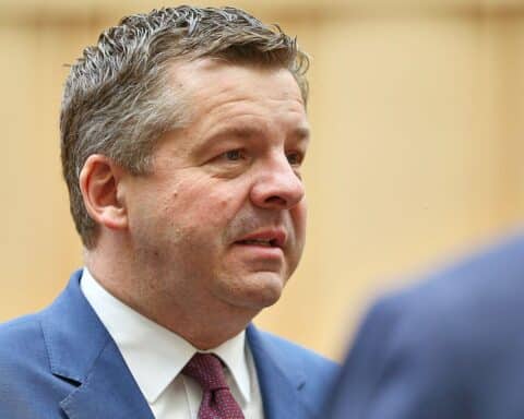 Sven Schulze bei einer Pressekonferenz: Forderung nach steuerlicher Entlastung für Alleinerziehende.