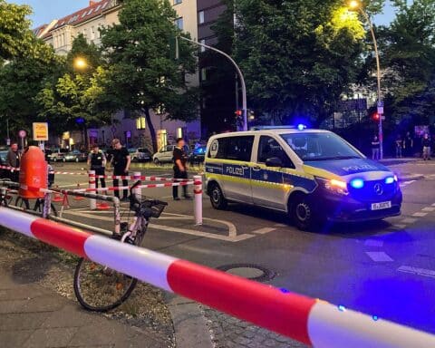 Polizei und Ermittler am Tatort nach Schusswechsel in Berlin-Kreuzberg. Sicherheitslage angespannt.