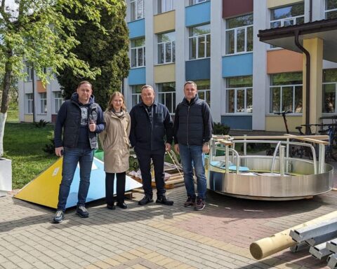 Spielplatz und Schulmaterialien für Kinder in Obroshyne, Ukraine, zur Unterstützung in Krisenzeiten.