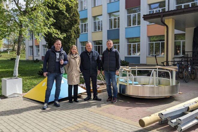 Schwäbisch Gmünd unterstützt Obroshyne mit Spielplatz und Schulausstattung
