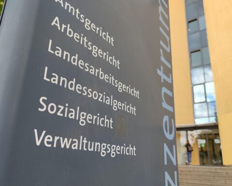 Justizzentrum mit grauer Fassade, Symbol für Personalnot in der deutschen Justiz.