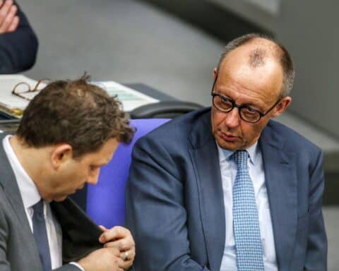 Unzufriedene Bürger zeigen missmutige Reaktionen zur schwarz-roten Bundesregierung und Friedrich Merz.