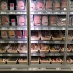 Schweinefleischprodukte im Supermarkt, symbolisieren steigende Schlachtzahlen in Nordrhein-Westfalen 2025.