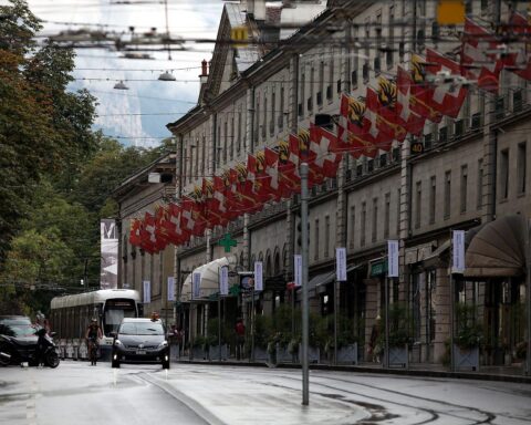 Fahnen der Schweiz in Genf, symbolisieren Deutschen Wohnsitz im europäischen Ausland.