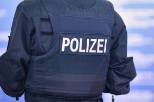 Schwerer Rollerunfall und Steinwürfe von Brücke beschäftigen Polizei Cuxhaven Polizeiinspektion untersucht Unfälle und gefährliche Steinwürfe in Geestenseth und Midlum.