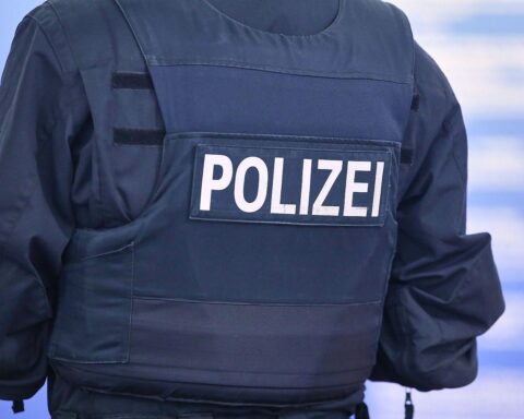 Verkehrsunfälle auf der A9: beschädigte Fahrzeuge und Polizei im Einsatz auf Autobahn.