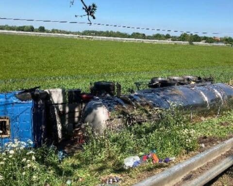 Sattelzug liegt umgekippt auf Radweg, Feuerwehr im Einsatz, schwerer Unfall mit Verletzten.