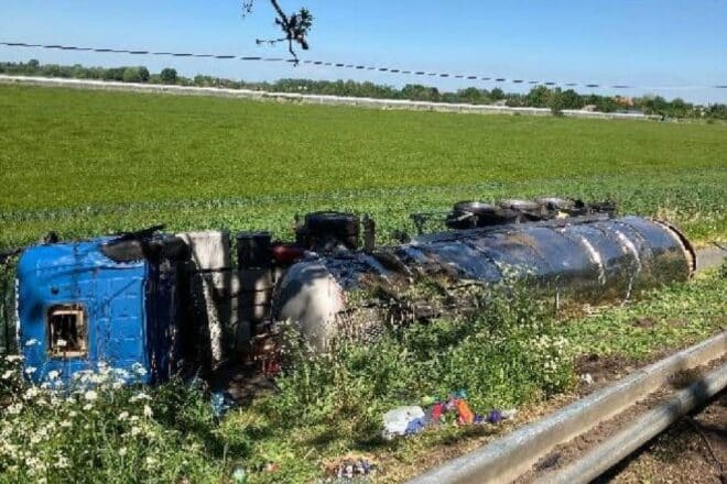 Schwerer Lkw-Unfall auf B 495 bei Hemmoor: Fahrer schwer verletzt
