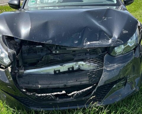 Unfall an Kreuzung: zwei beschädigte Autos, verletzte Personen, Polizei vor Ort.