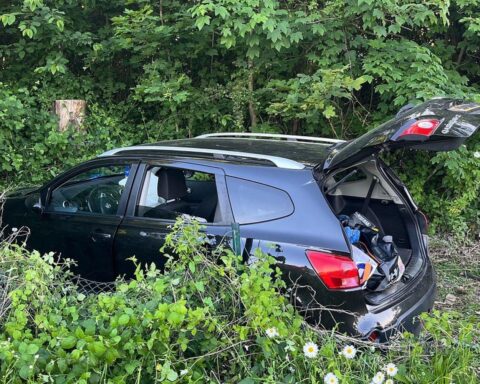 Unfallauto auf Landstraße 223, Polizeiaktion, verletzt Kinder und Jugendliche, Alkohol- und Drogenverdacht.