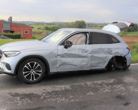Ein schwer beschädigtes Auto nach einem Verkehrsunfall auf einer Landstraße.