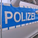 Ein Polizeiauto vor einem Unfallort, Rettungskräfte und verletzter Jugendlicher im Fokus.