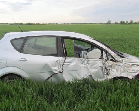 Unfallfahrzeug im Feld, Polizei ermittelt, schwerverletzter Fahrer, nicht zugelassen, nicht versichert.